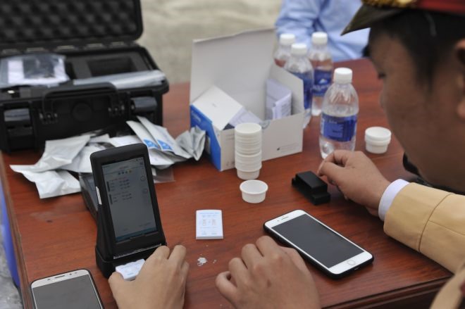 Cảnh sát giao thông sử dụng thiết bị test ma túy loại mới để kiểm tra tài xế. Ảnh CSGT