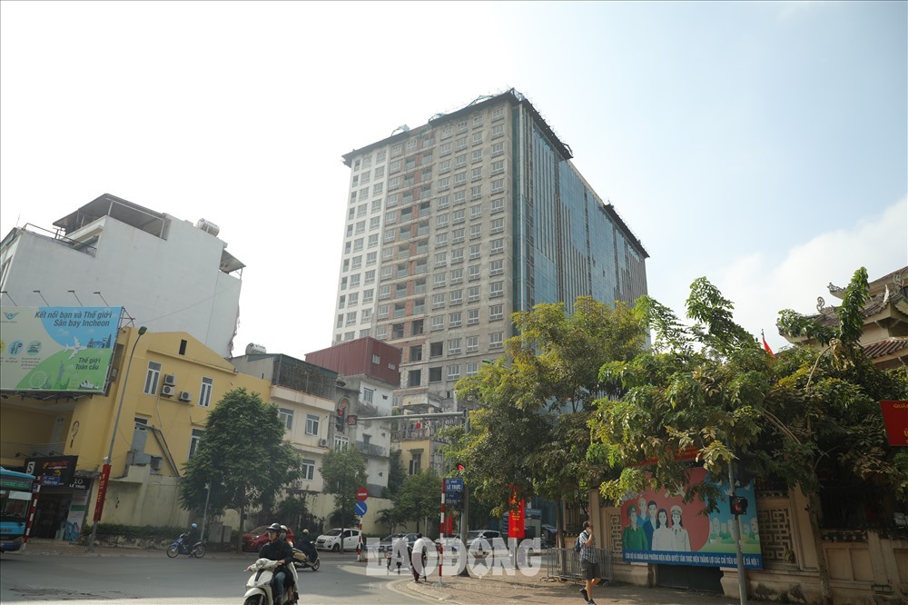 Việc công trình ngổn ngang “nằm im” không chỉ gây mất mỹ quan đô thị mà còn ảnh hưởng nghiêm trọng tới cuộc sống của những người đã mua căn hộ tại 8B Lê Trực. Ảnh: Hoài Anh