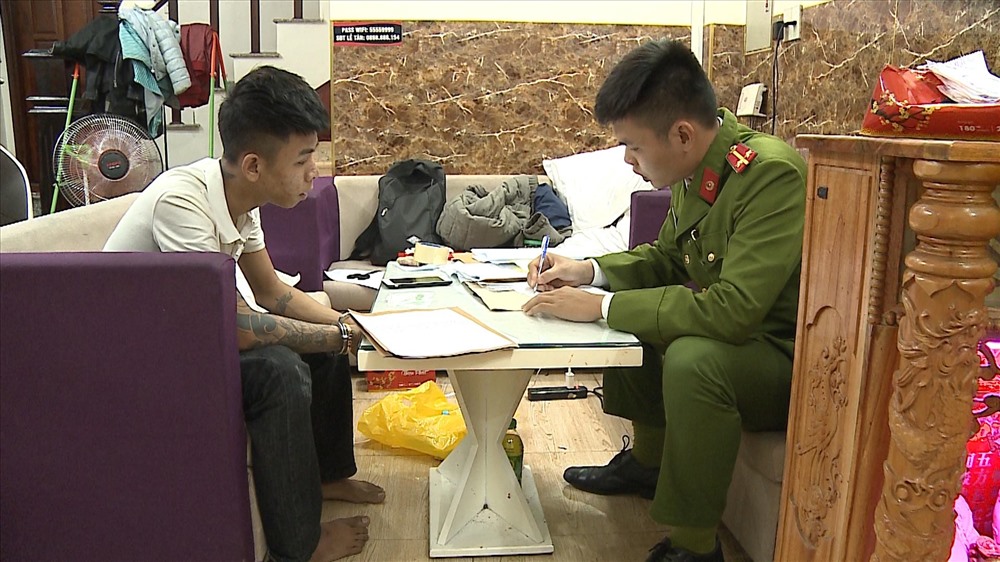 Công an lấy lời khai các đối tượng. Ảnh: CA cung cấp.
