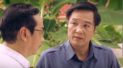 Ông Nghĩa ra sức ngăn cản khi ông Nhân muốn đối thoại trực tiếp với dân. Ảnh: CMH.