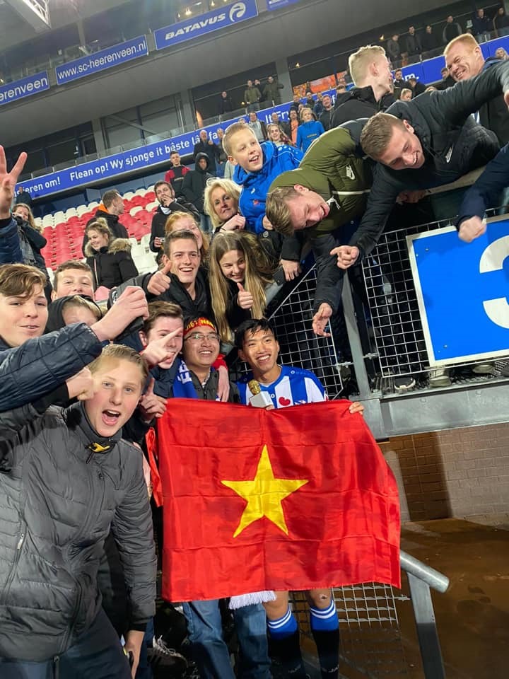 Văn Hậu có màn ra mắt SC Heerenveen. Ảnh: SC Heerenveen