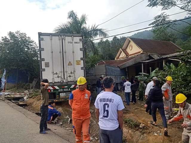 Hiện trường 2 xe lao vào nhà dân