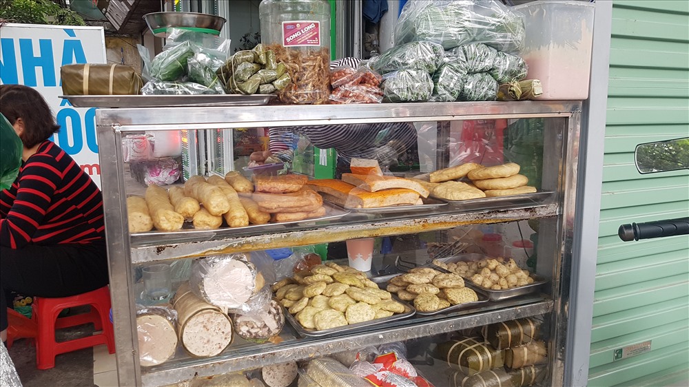 Người bán giò chả phải kèm thêm nhiều món khác trước “bão” giá thịt lợn để tăng doanh thu. Ảnh: Kh.V