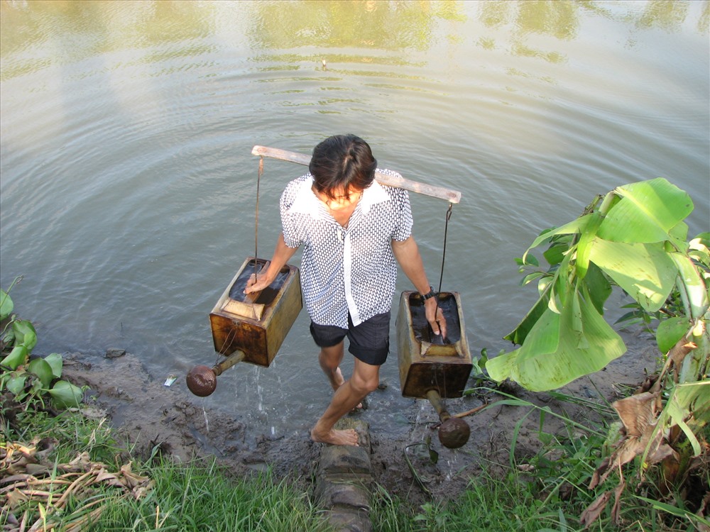 Nông dân Bến Tre vất vả trong đợt hạn mặn 2015 - 2016. Ảnh: K.Q