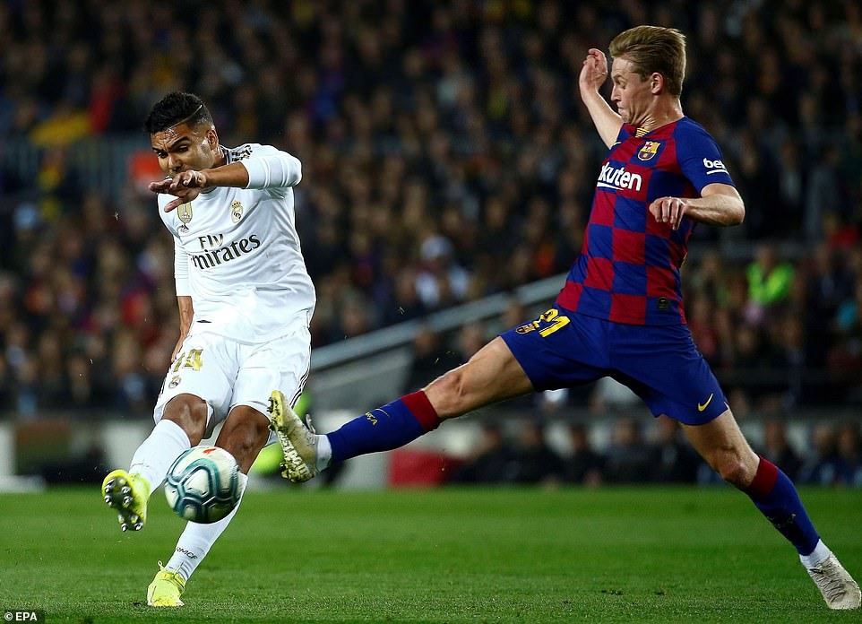 Fede Valverde cùng Casemiro với lối đá rát đã làm chùn chân tuyến tiền vệ của Barcelona. Ảnh: EPA.