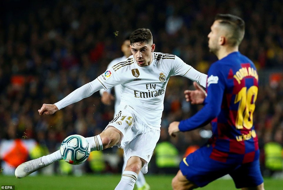 Fede Valverde cùng Casemiro với lối đá rát đã làm chùn chân tuyến tiền vệ của Barcelona. Ảnh: EPA.