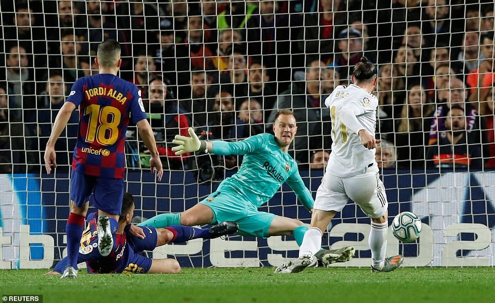 Bale suýt chút nữa đã nhấn chìm Barcelona ngay tại Nou Camp. Ảnh: Reuters & Getty.