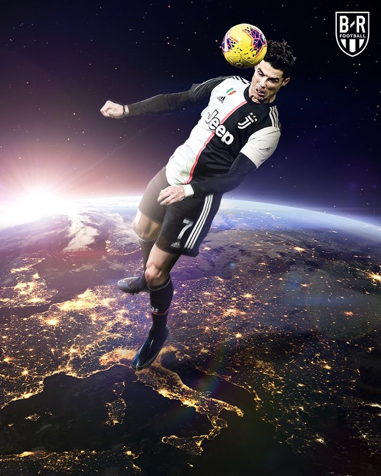 Trọng lực Trái Đất không ăn thua với Ronaldo. Ảnh: Bleacher.