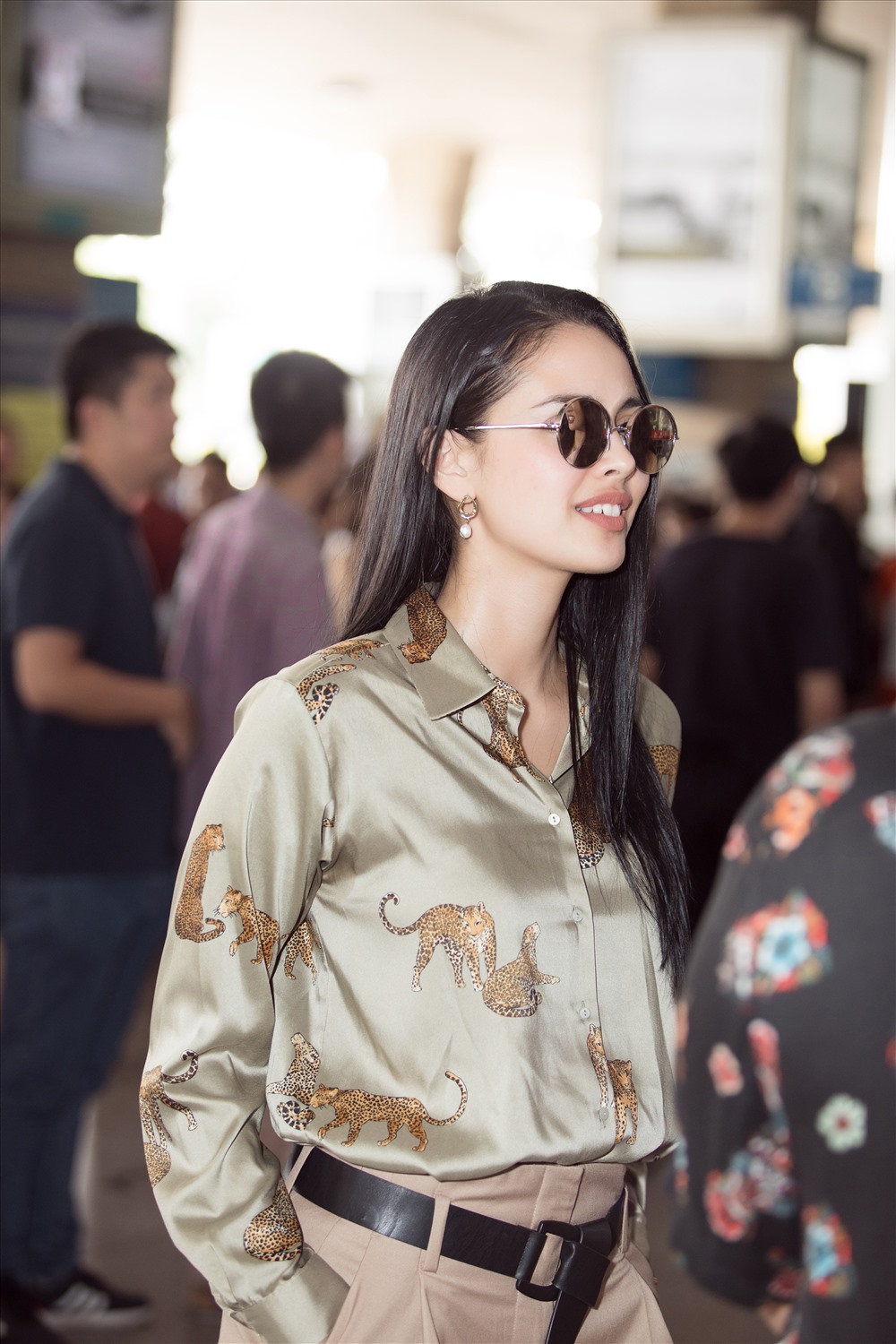 Vừa đáp chuyến bay, Megan Young đã hội ngộ top 12 Miss World 2019 Lương Thuỳ Linh chờ đón từ sớm. Ảnh: SV.