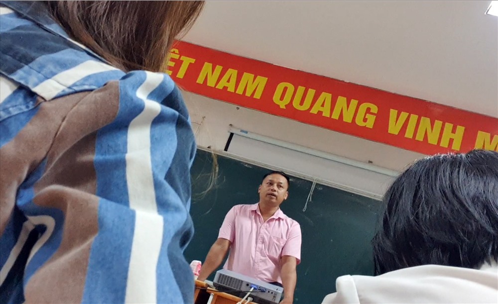 Giáo viên tên Hồng liên tục dặn dò học viên cách nói dối.