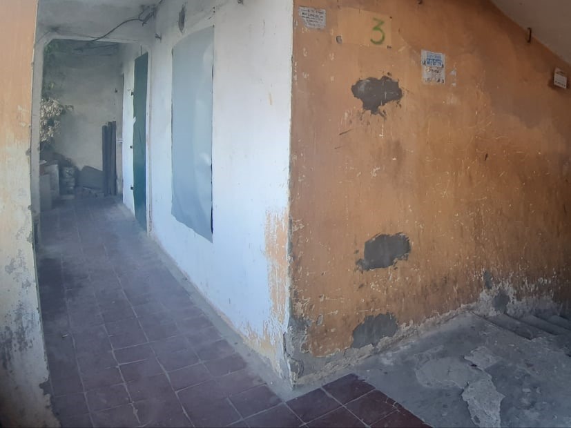 Một số hạng mục trong chung cư thuộc diện nguy hiểm cấp D đã bong tróc, nứt nẻ nghiêm trọng.