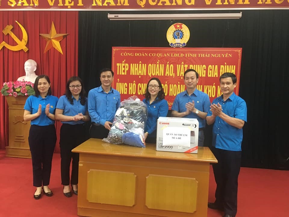 Cán bộ, nhân viên LĐLĐ tỉnh Thái Nguyên quyên góp quần áo ủng hộ đoàn viên có hoàn cảnh khó khăn. Ảnh: T.N