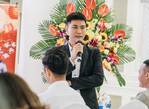 Đạo diễn Linh Đồng chia sẻ tại họp báo ra mắt “Giấc mộng quan trường“. Ảnh: VA.