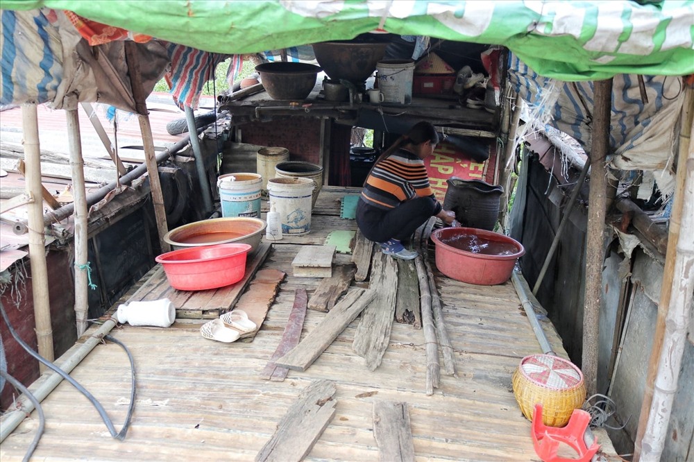 Xóm nghèo được ghép nối với nhau từ những con thuyền đã hoen gỉ, mục nát. Ảnh: Lan Nhi.