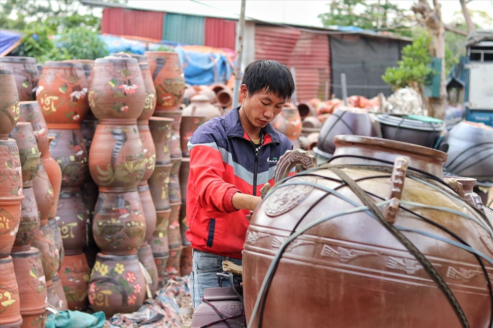 Từ sáng sớm, các hộ dân ở đây đã tất bật chở những chuyến hàng giao cho các tiểu thương trong thành phố. Ảnh: Lan Nhi.