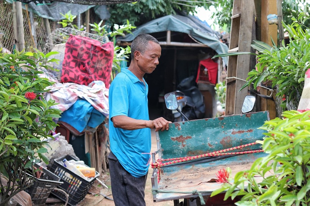 Dù vất vả nhưng ông Tuấn luôn cố gắng để con em được học hành đến nơi đến chốn. Ảnh: Lan Nhi.