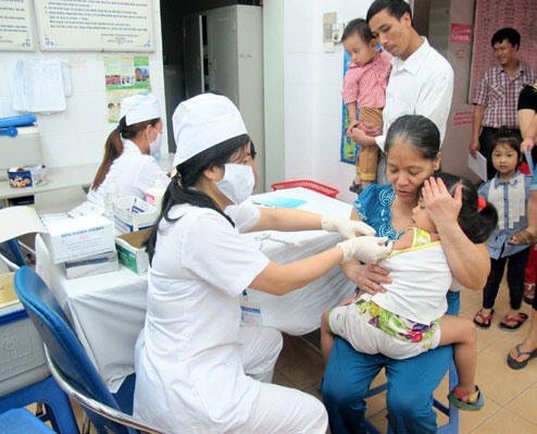 Tiêm vắc xin phòng bệnh cúm.