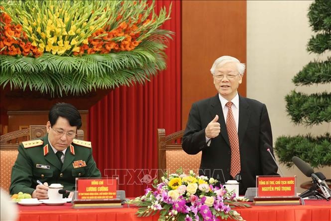 Tổng Bí thư, Chủ tịch nước Nguyễn Phú Trọng, Bí thư Quân ủy Trung ương nói chuyện với đại biểu điển hình tiên tiến. Ảnh: Phương Hoa/TTXVN
