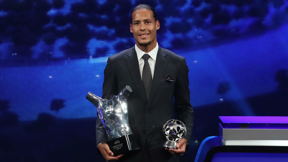 Van Dijk gi¨¤nh gii ¡°Cu th xut sc nht¡± ca UEFA m¨´a 2018-19. nh: Goal.