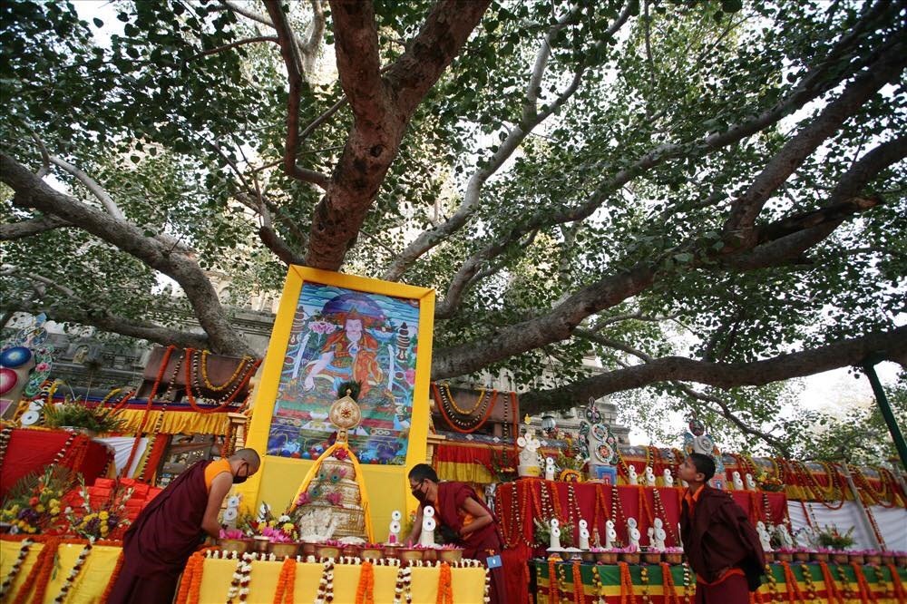 Mộ trong những di tích linh thiêng ở Bồ đề Đạo tràng, Ấn Độ. Ảnh: Hoàng Quân