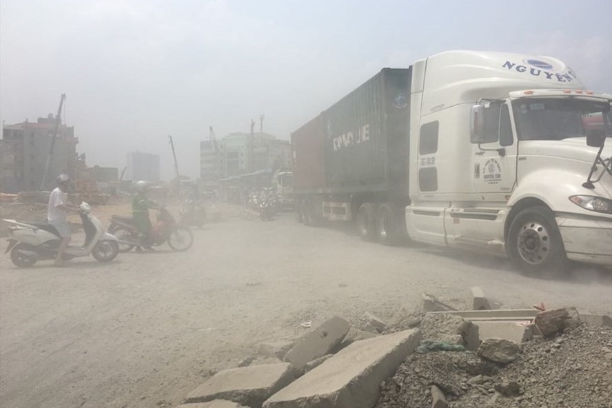 Tại một đoạn đường Phạm Văn Đồng (Hà Nội), bụi mịt mù không nhìn thấy rõ đường và xe cộ qua lại. Ảnh: Phạm Đông