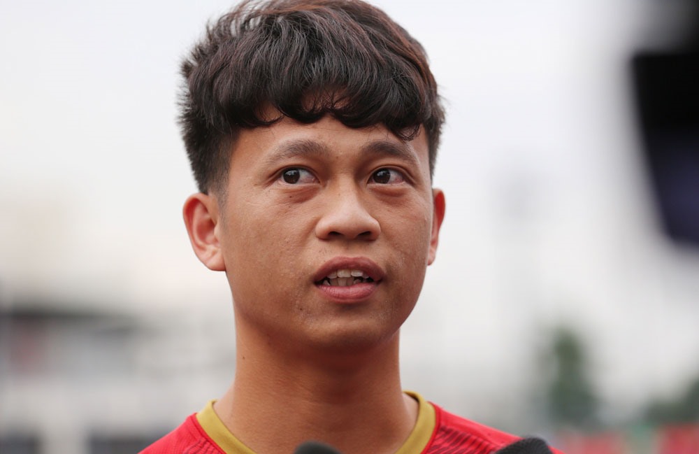 Tiền vệ Trần Thanh Sơn trả lời báo chí trước buổi tập. Ảnh: Đ.Đ