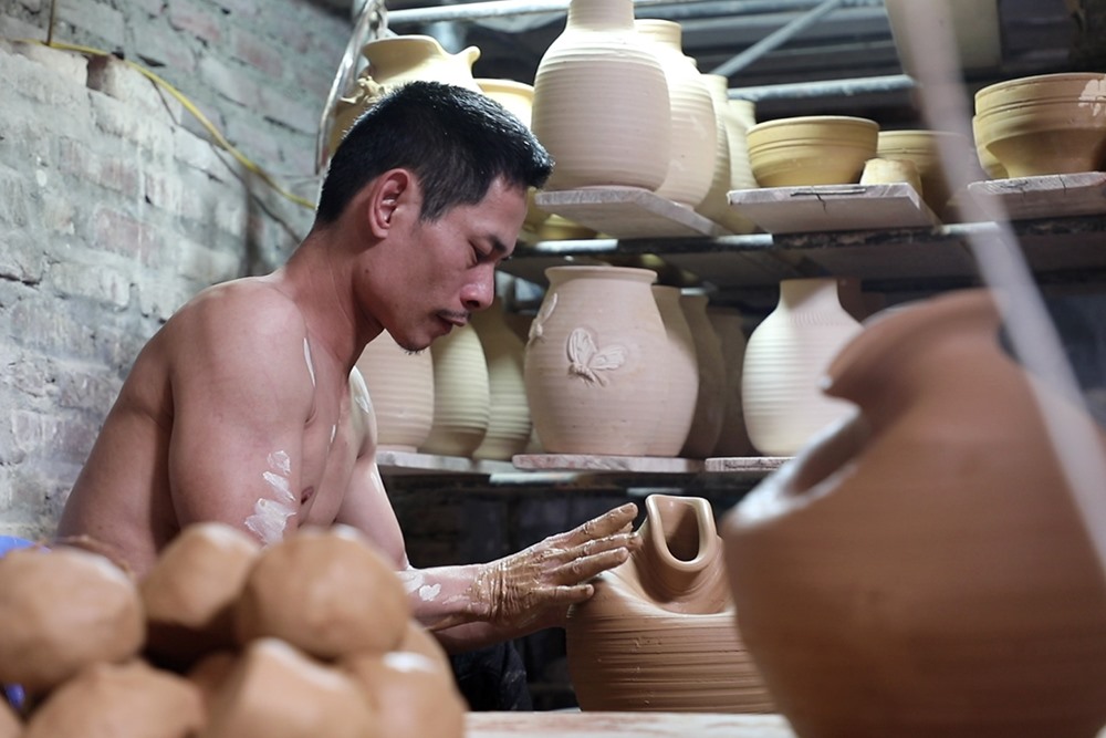 Cả làng Bát Tràng lúc đó chỉ còn một vài người còn gắn bó với gốm vuốt tay, đa phần là các cụ đã cao tuổi, chỉ riêng Phạm Anh Đạo là người trẻ nhất và vẫn miệt mài, cắm cúi nặn, vuốt các sản phẩm gốm của riêng mình.