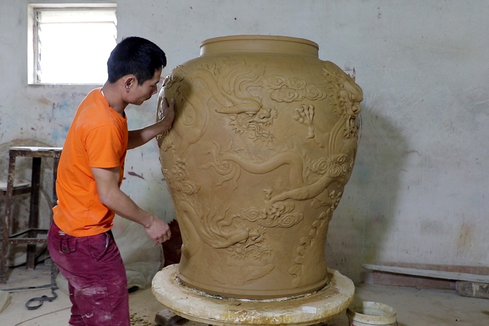 Những kiến trúc sư người Nhật xây cầu Thanh Trì thường đi tham quan gốm Bát Tràng. Họ thấy đồ gốm nhà anh lạ mắt, là sản phẩm thủ công nên thích, rồi đặt mua và giới thiệu cho bạn bè. Xưởng của gia đình anh bắt đầu khởi sắc.