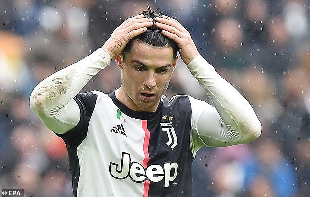 Ronaldo lại bị Messi dẫn trước về số lần đoạt Quả bóng Vàng. Ảnh: EPA.
