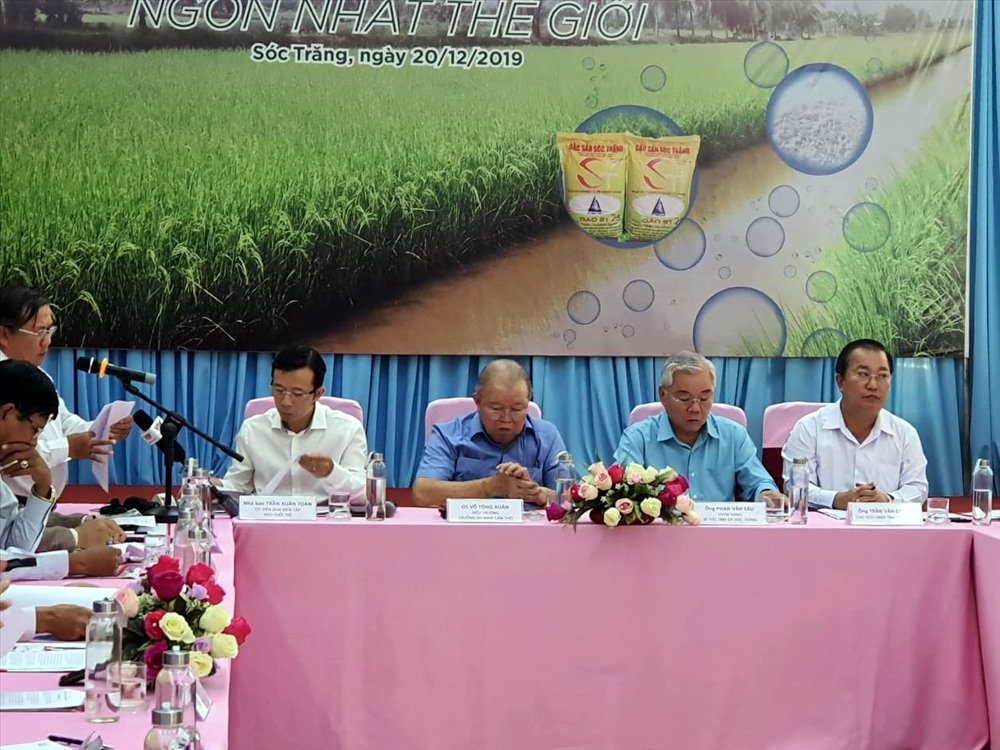 Bí thư Tỉnh ủy Sóc Trăng Phan Văn Sáu, Chủ tịch UBND tỉnh Sóc Trăng Trần Văn Chuyện cùng dự tọa đàm bảo vệ phát triển gạo ngon nhất thế giới (ảnh Nhật Hồ)