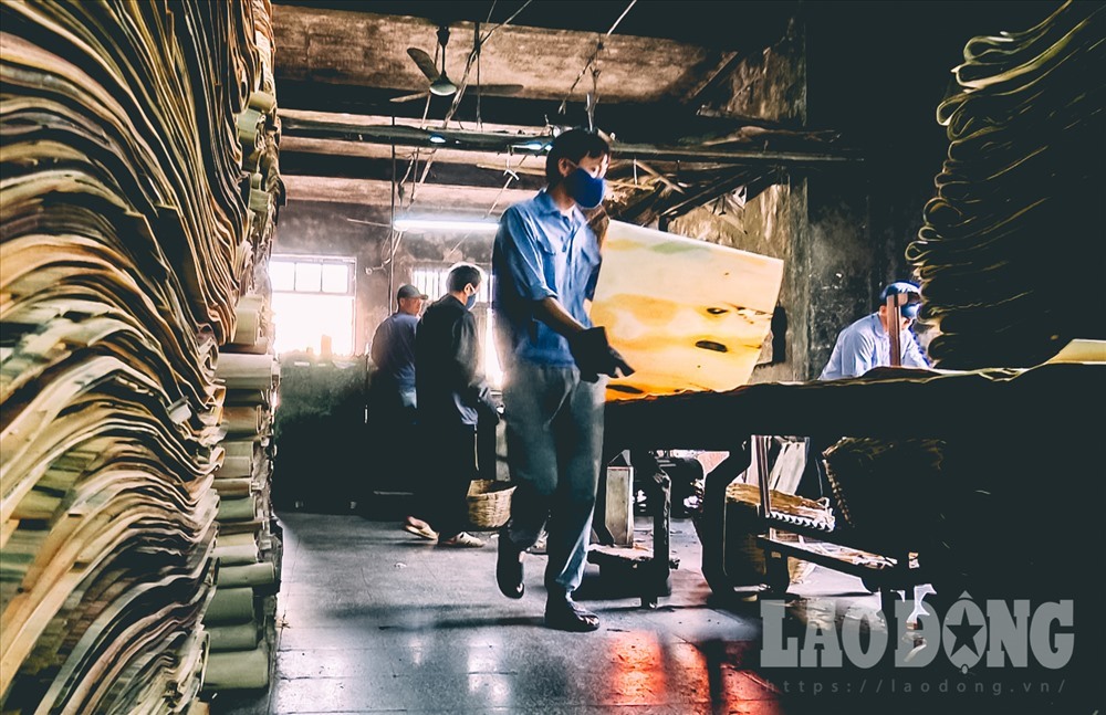 Thời kỳ hoàng kim, doanh nghiệp này đã từng có hàng nghìn công nhân làm việc suốt ngày đêm. Song đến thời điểm này, do thị trường diêm sụt giảm nghiêm trọng, nhà máy sản xuất diêm chỉ còn 50 người. Ảnh Tuấn Anh