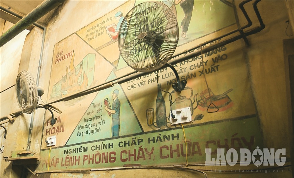 Bên trong nhà máy, những hình vẽ cổ động như thế này vẫn còn được giữ nguyên. Ảnh Tuấn Anh