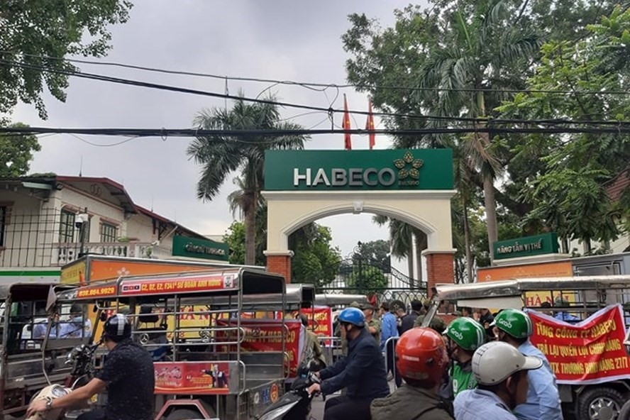 Nhiều xe thương binh trước cửa Habeco dẫn tới ách tắc giao thông. Ảnh PV
