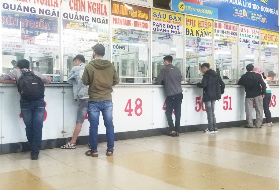 Hành khách mua vé xe ở Bến xe Miền Đông. Ảnh: Chân Phúc