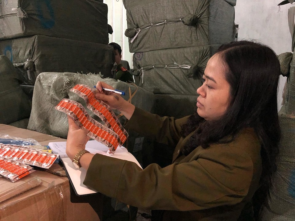 Nhiều sản phẩm bao cao su nghi giả mạo thương hiệu, nhập lậu vào Việt Nam. Ảnh: C.N