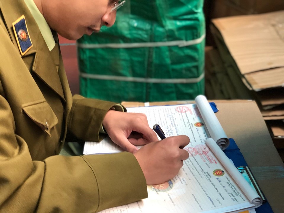 Cơ quan chức năng tiến hành lập biên bản.
