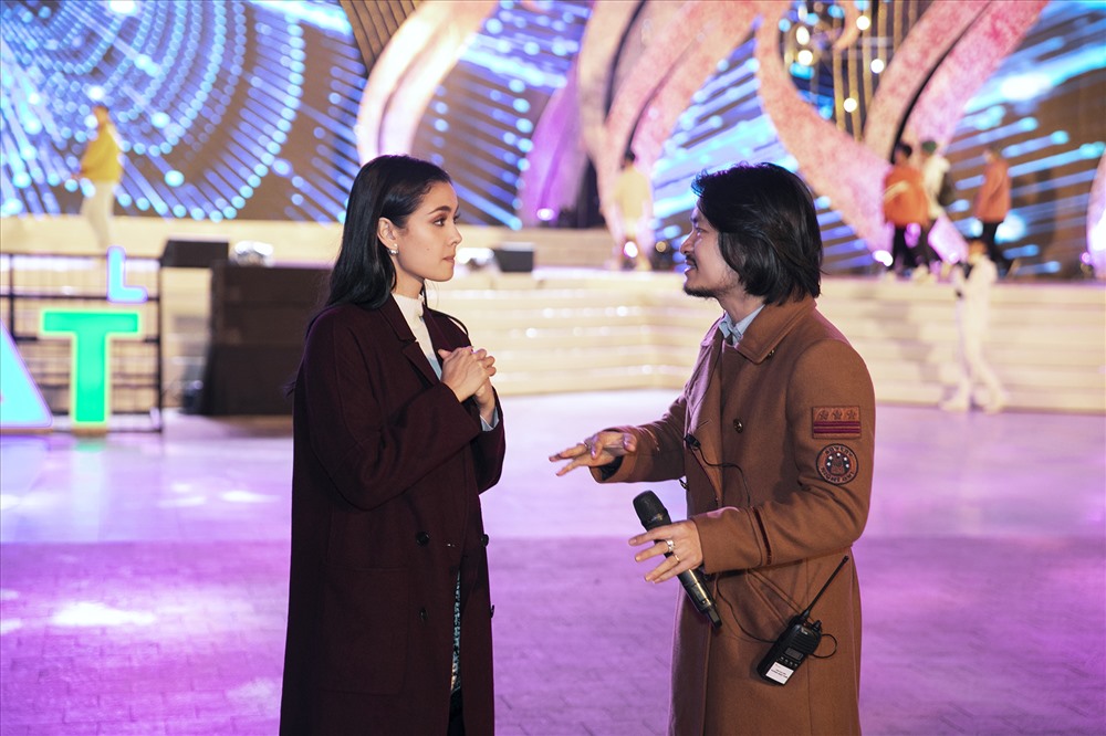 Hoa hậu Thế giới Megan Young trao đổi cùng đạo diễn Hoàng Nhật Nam. Ảnh: SV.