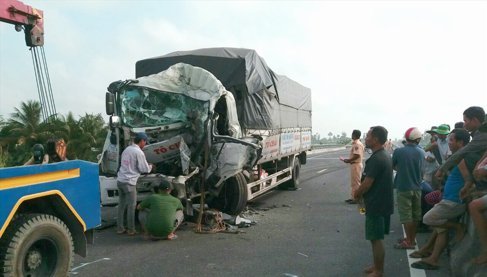 Cơ quan chức năng làm việc tại hiện trường. Ảnh: LT