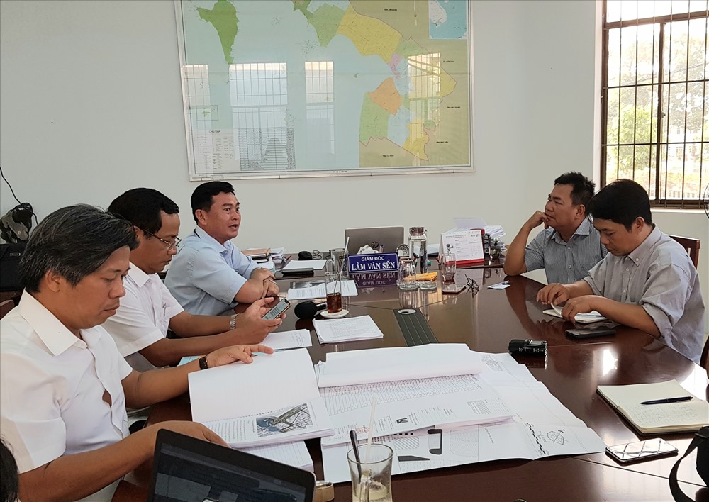 Ông Nguyễn Văn Hôn (thứ 2, trái ảnh) trong buổi trao đổi với cơ quan Sở TTTT Kiên Giang vào ngày 19.12.2019 về thông tin liên quan đến Đền tưởng niệm người có công tỉnh Kiên Giang. Ảnh: LT