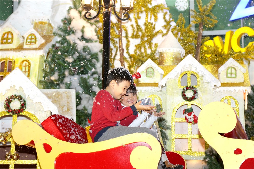 Nụ cười trong trẻo, hồn nhiên của những đứa trẻ càng khiến cho không gian cổ tích của PVcomBank thêm phần đặc biệt.