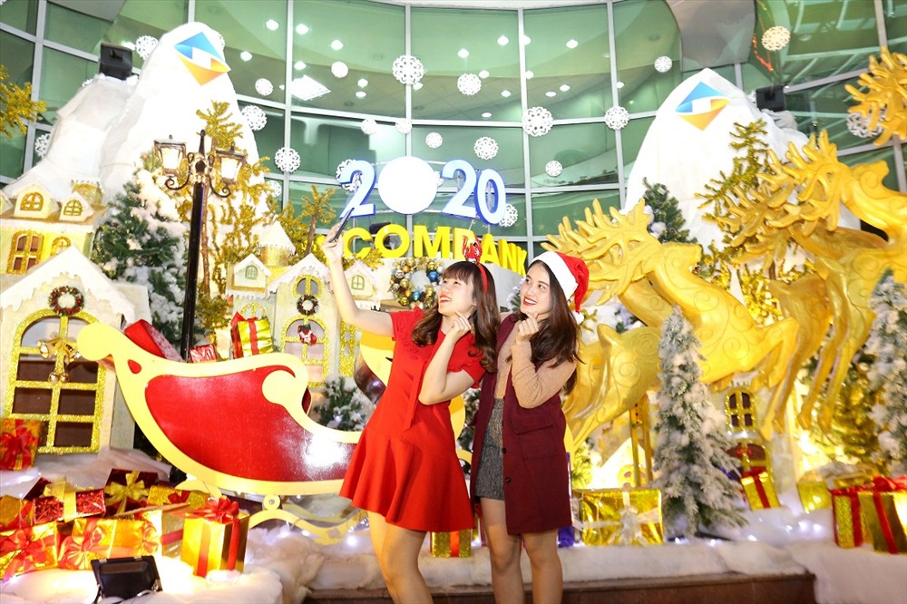 Vẫn góc phố ấy, con đường ấy, nhưng hôm nay, ta phải ngỡ ngàng trước khung cảnh ảo diệu của những bông tuyết trắng muốt, của một Giáng sinh châu Âu giữa lòng Hà Nội.