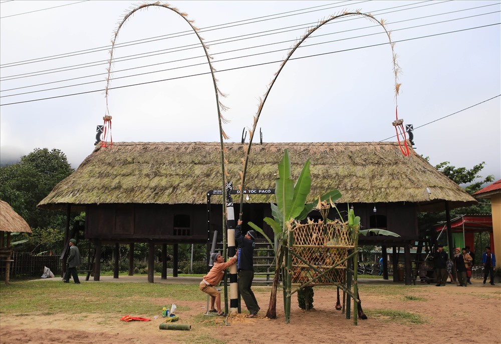 Nghi lễ thương cây nêu trong lễ hội Aza.