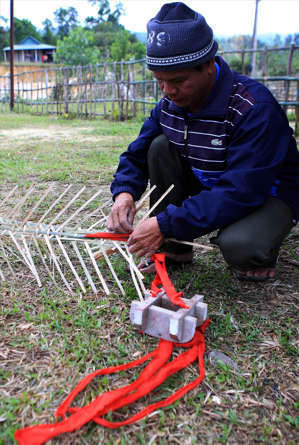Nghi lễ thương cây nêu trong lễ hội Aza.