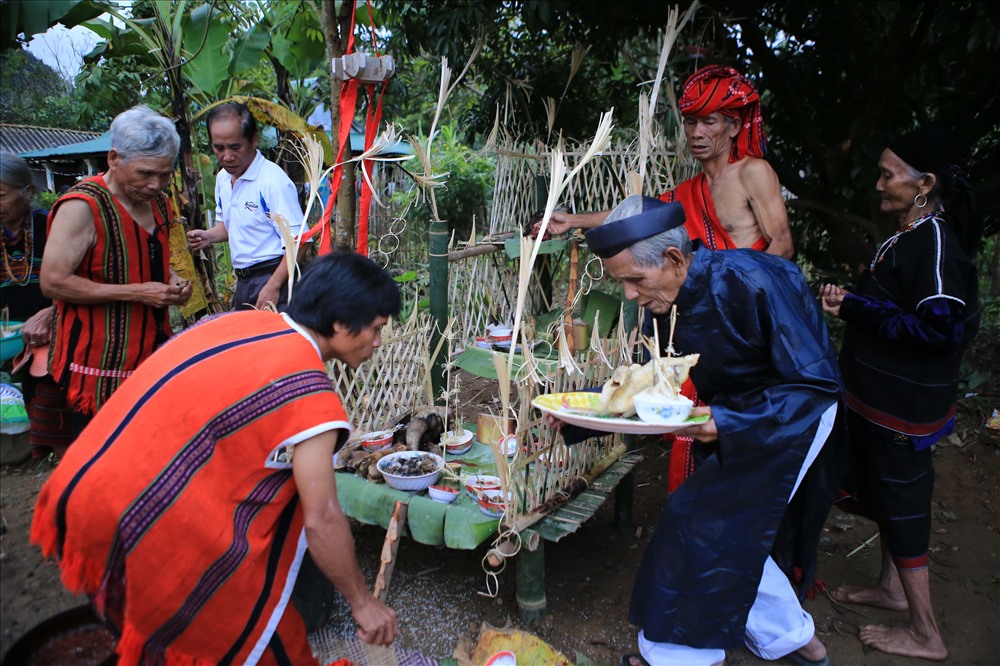 Lễ cũng Giàng tại ngã ba đường trong khu dân cư.
