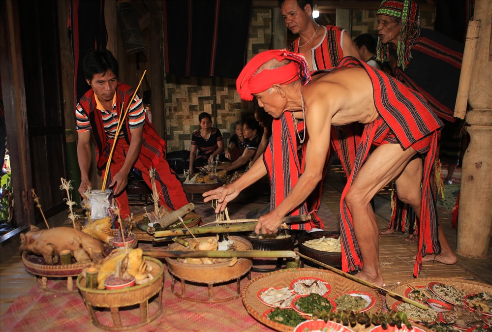 Dân làng mang lễ vật đến dâng cúng Giàng tại nhà cộng đồng thôn.