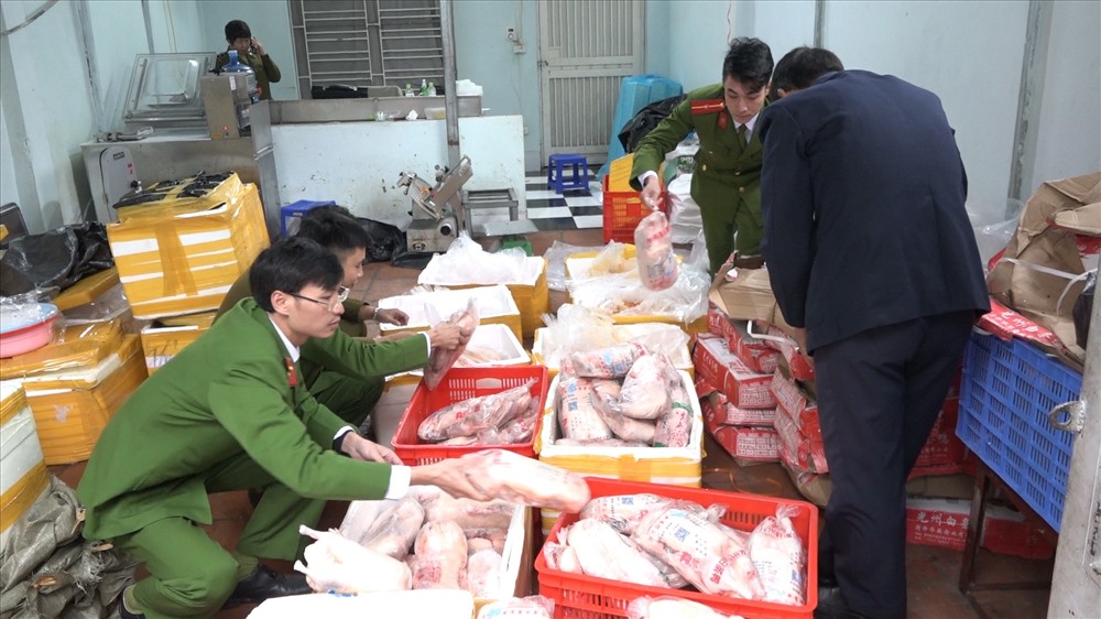 Tại thời điểm kiểm tra, cơ quan chức năng hiện có khoảng hơn 1 tấn vịt đông lạnh đã qua sơ chế, trứng gà được tập kết.
