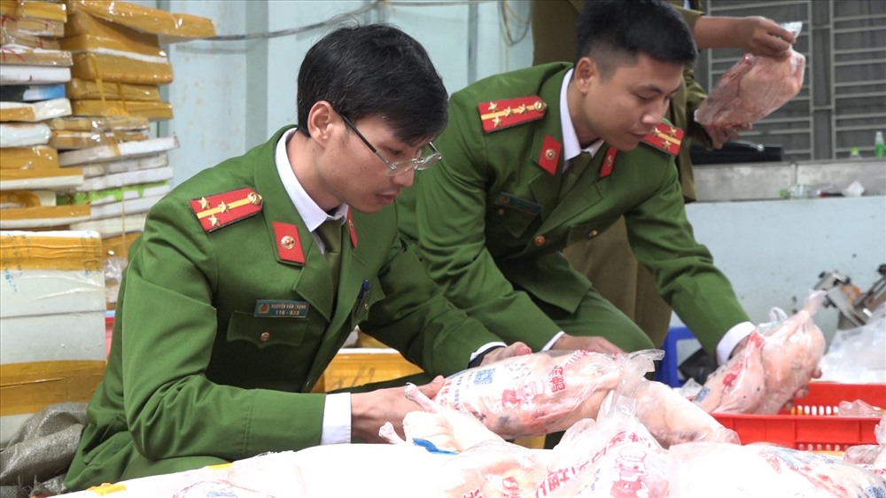 Qua công tác kiểm tra, chủ cơ sở không chứng minh được nguồn gốc xuất xứ, hóa đơn chứng từ của số thực phẩm này. Ảnh: CACC
