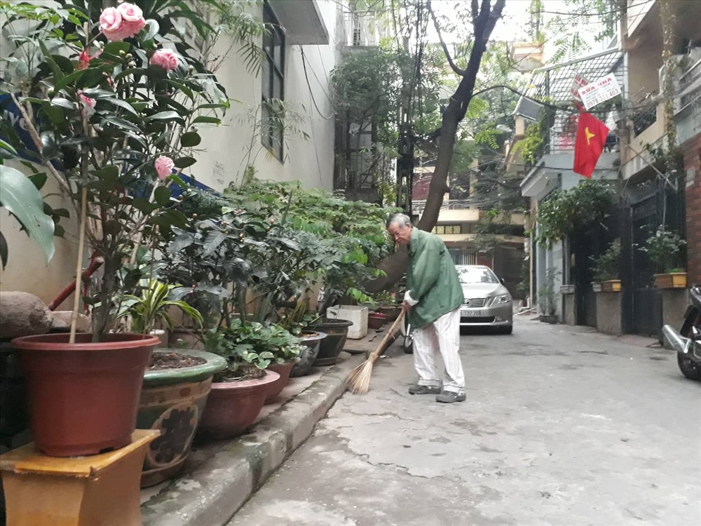 Đại tá La Văn Cầu trở về đời thường với những việc làm giản dị. Ảnh T.Vương