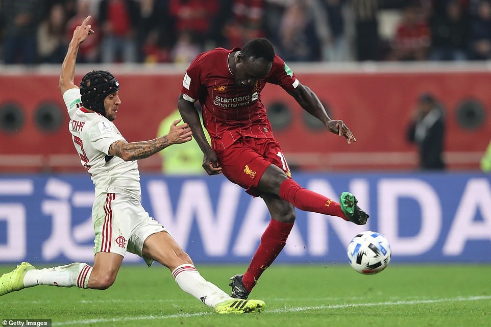 Mane ngã trong vòng cấm nhưng VAR đã nói không với penalty. Ảnh: Getty.