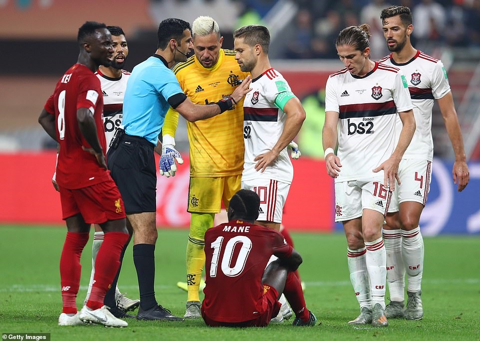 Mane ngã trong vòng cấm nhưng VAR đã nói không với penalty. Ảnh: Getty.